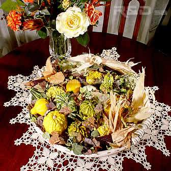decorazione autunnale con zucchette, pannocchie di mais a foglie di seta