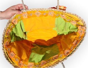 summer straw bag: inside with the lining made with pieces of fabric of alternate colours and pockets closed with zips