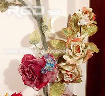 Roses on the door: spring home decoration