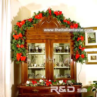 ghirlanda con fiocchi rossi e bottoni gioiello per decorare mobili a Natale
