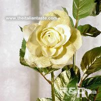 particolare di rosa bianca di seta spruzzata d'oro per composizioni natalizie