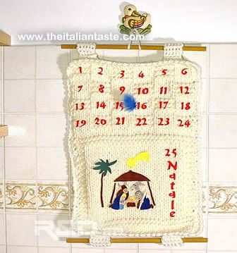 calendario dell'avvento, fatto a mano realizzato con un pannello di lana lavorato ai ferri e con un presepio in feltro