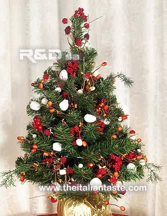 piccolo albero di natale sintetico decorato con bacche rosse e arancioni