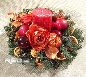 centrotavola natalizio con pino, candela, rose e palline