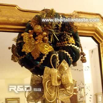 Christmas wreath made in gold and green, Italy-style