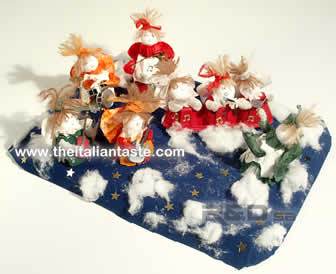 Handmade Christmas angels, easy to do and cheap. They're made with paper egg tray, paper, glue