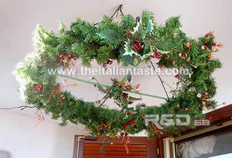 corona o ghirlanda o anello decorativo per il terrazzo nel periodo di Natale, bellissima decorazione natalizia fatta artigianalmente per gli appassionati del fai-da-te