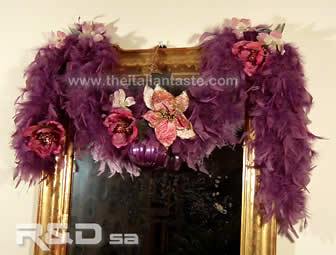 decorazione natalizia per porte o specchi o pareti realizzata con boa di piume viola e preziosi fiori natalizi, molto elegante e di moda