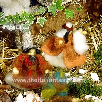 Crib or presepe whose figures are made with felted wool 