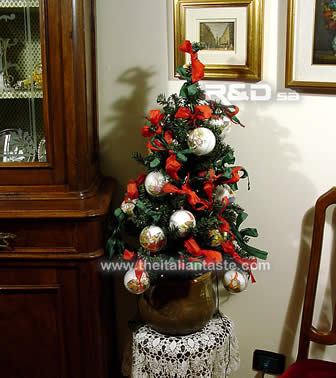 Albero di Natale con sfere decorate con il decoupage. Soggetto: gli gnomi.