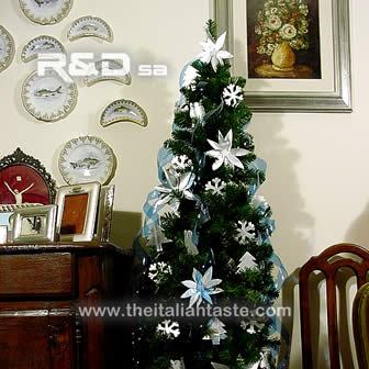 L'albero di Natale con materiale riciclato