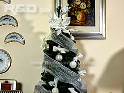 albero di Natale decorato di bianco, molto semplice, solo con palline e strisce di tessuto
