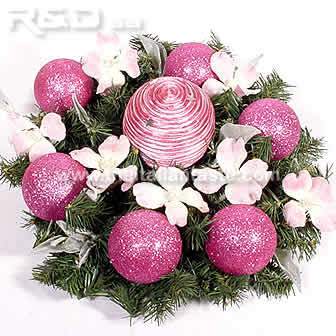 round centerpiece made with pine, balls and flowers in magenta color