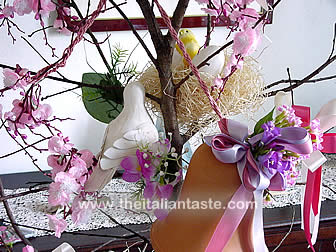 albero di pasqua con colombe, campane e rami di pesco, una bella decorazione di Pasqua