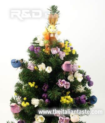albero di pasqua con animaletti e fiori montati sull'abete che in genere utilizziamo per Natale