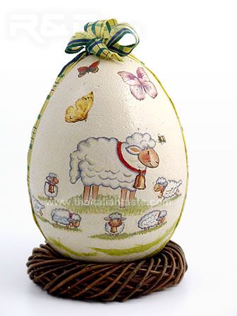 Decorazioni di Pasqua, uovo di polistirolo decorato con decoupage