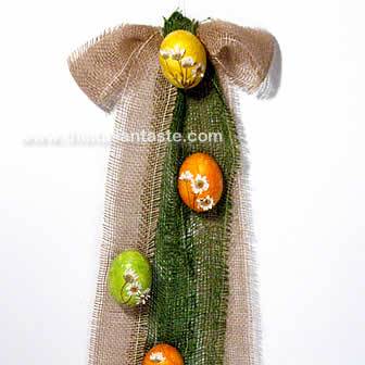 Decorazioni per Pasqua: il fiocco per la prta realizzato con la tecnica del decoupage