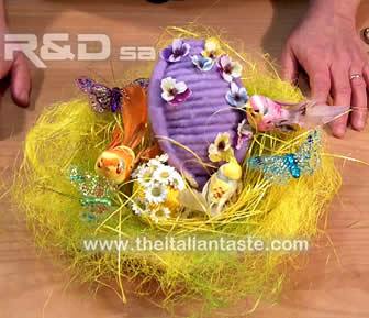 uova decorate a mano con cordone di feltro e fiori di seta