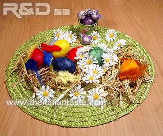 decorazioni facili per bambini, lavoretto con uova di polistirolo, uccellini, paglia, margherite e piume colorate