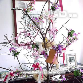 albero di pasqua con ramo spoglio decorato