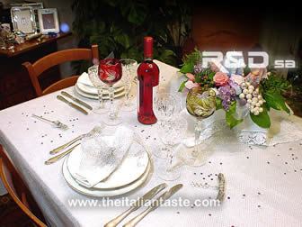 tavola natalizia scintillante per la presenza di paillettes, frutta e fiori iridescenti