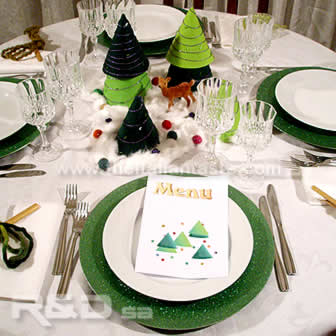 tavola di Natale con centrotavola con pini e bambi