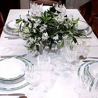 easy to do centerpiece with jasmine flowers