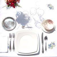 tavola apparecchiata con tazza per consommè (cena)