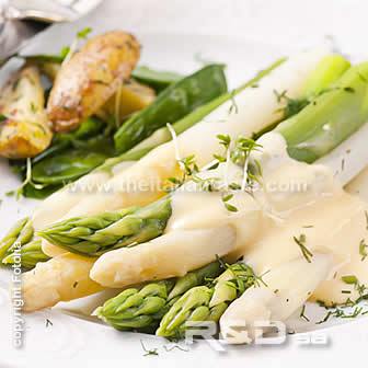 Green and white asparagus topped with Hollandaise sauce