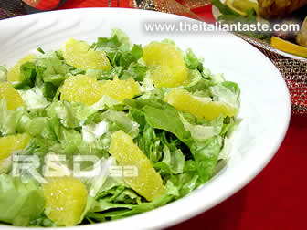 insalata con le arance, un esempio di contorno fatto con la frutta mescolata all'insalata verde, la foto mostra spicchi di arancia pelata al vivo e mescolata a lattuga