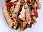 Insalata di pasta con fagiolini e trota