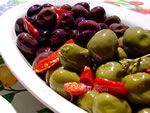 Olive verdi e nere condite piccanti