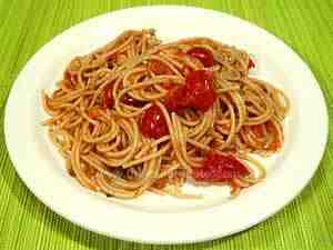 spicy spaghetti with pumpkin sauce, the photo shows the pasta on the plate combined with the sauce that is ideal for Halloween dinner party