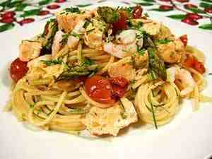 spaghetti with salmon, shrimps and asparagus