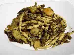 Italian short pasta with green beans and potaoes. The image shows Genoese short pasta dressed with no-garlic pesto, green bean (string beans or French beans) and potato pieces