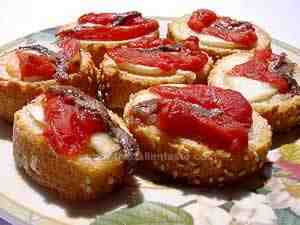 Canapés, Naples-style - the photo shows bread slices garnished with tomatoes and anchovy fillets