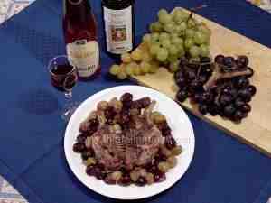poussin with fresh grapes served with red wine