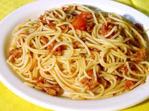 Spaghetti with tuna-and-tomato sauce in a white plate