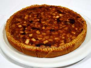 tart with cooked fruit made with apples, pears and dried plums