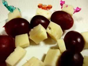 Grapes-and-cheese on the skewers