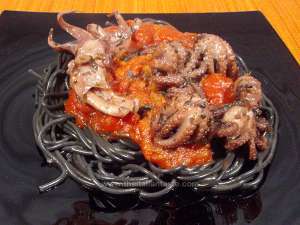 Black spaghetti combined with suid-and-octopus sauce, the photo shows the pasta dish on a black plate