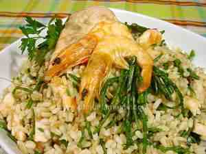 Seafood rice salad: rice with swordfish, prawns and sea asparagus