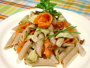 Pasta salad with smoked salmon and artichokes in oil