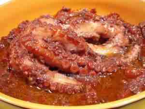 Octopus in its sauce in a bowl