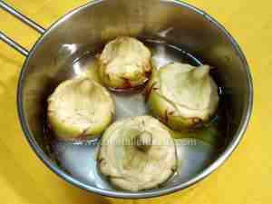 Stewed artichokes, the image show how to stew artichokes in a little pan