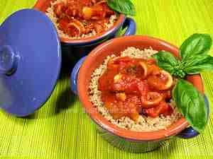 Whole-wheat emmer couscous combined with squids and bell peppers in tomato sauce