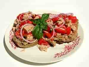 friselle topped with tomatoes, onion and tuna in oil