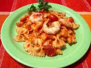 Pasta tossed with bell peppers and prawns
