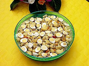 Pasta condita con uova di quaglia, peproni sottolio, piselli e funghi