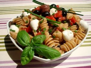 Fusilli conditi con pomodoro, mozzarella, olive nere, da servire in zuppiera a temperatura ambiente